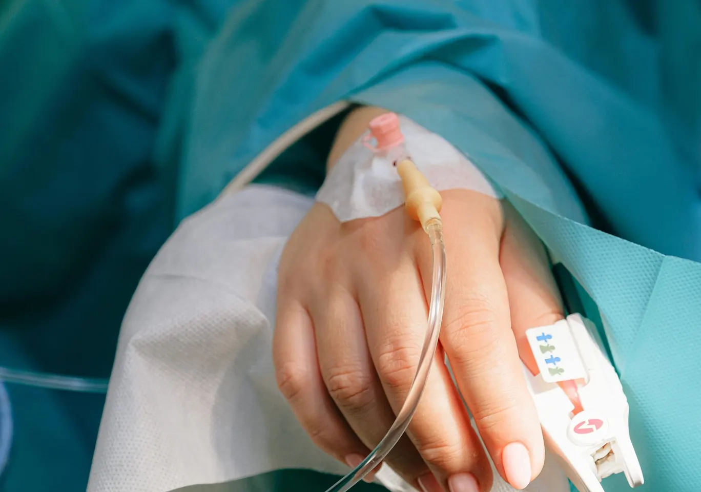 Detoks alkoholowy Żywiec: dłoń z wenflonem i pulsoksymetrem pod nadzorem