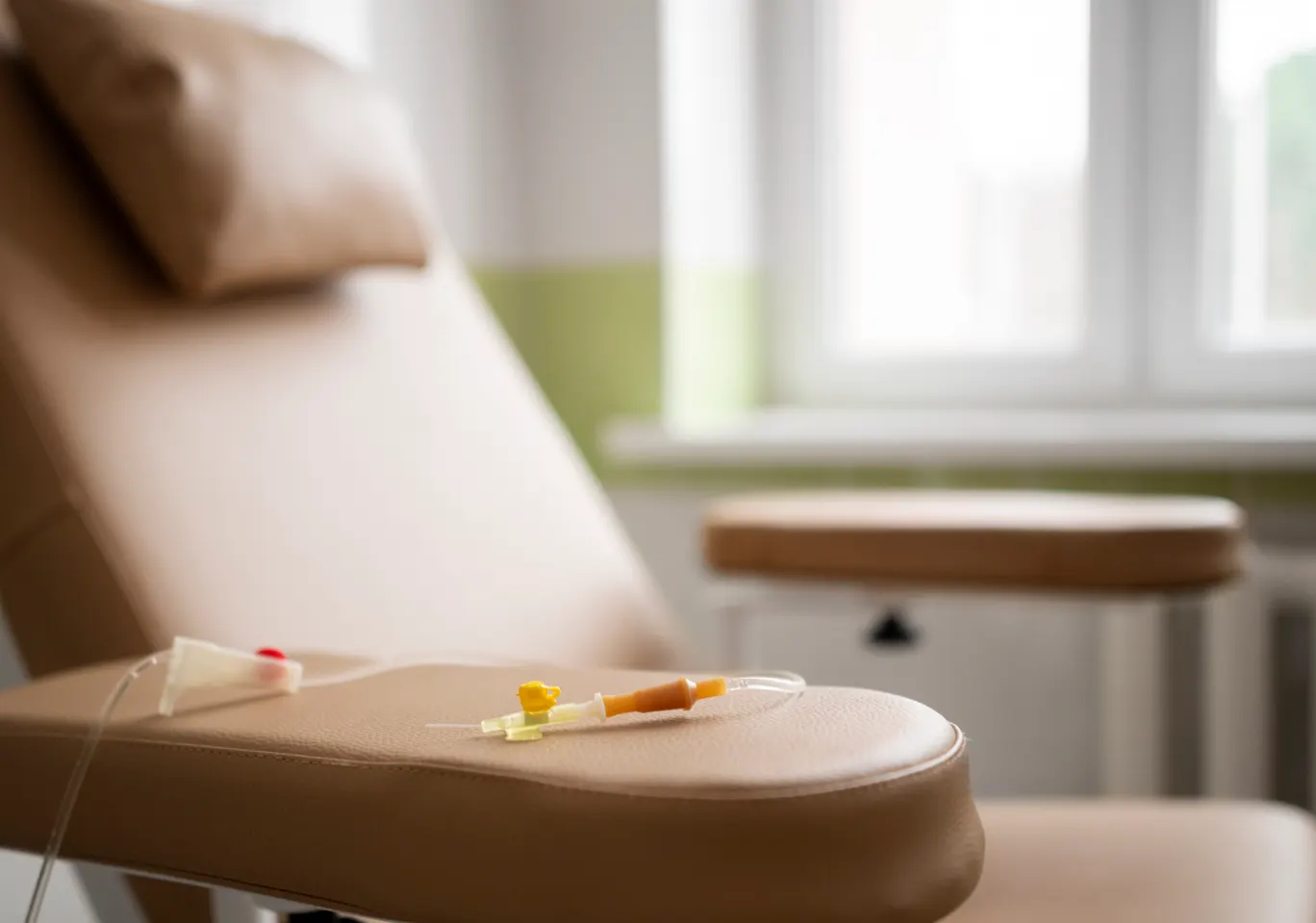 Kroplówki witaminowe Czechowice-Dziedzice: fotel zabiegowy z przygotowaną linią infuzyjną