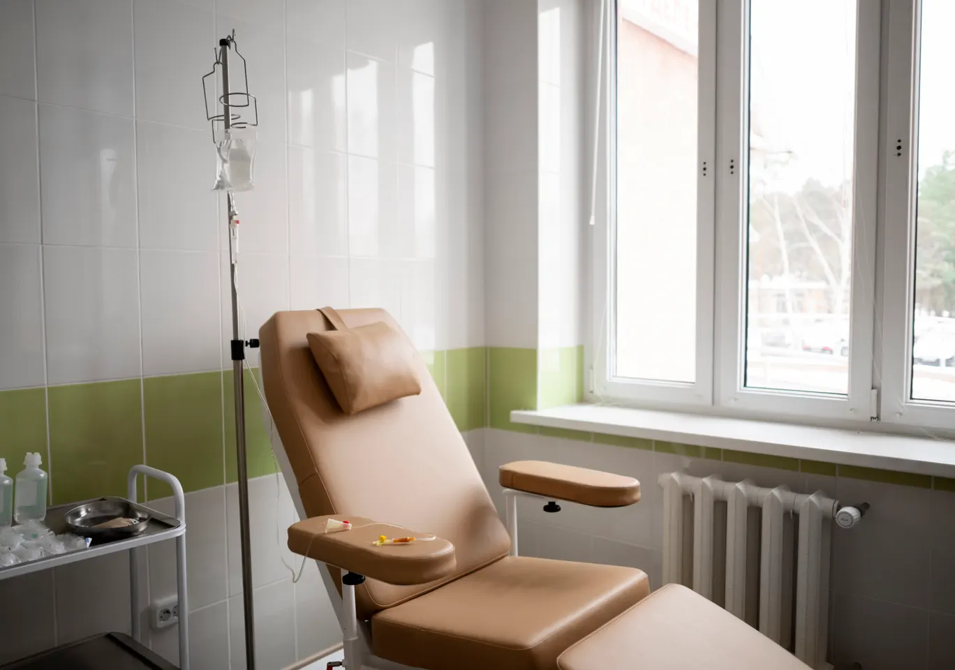 Kroplówki witaminowe Cieszyn: gabinet zabiegowy z fotelem i stojakiem na kroplówkę