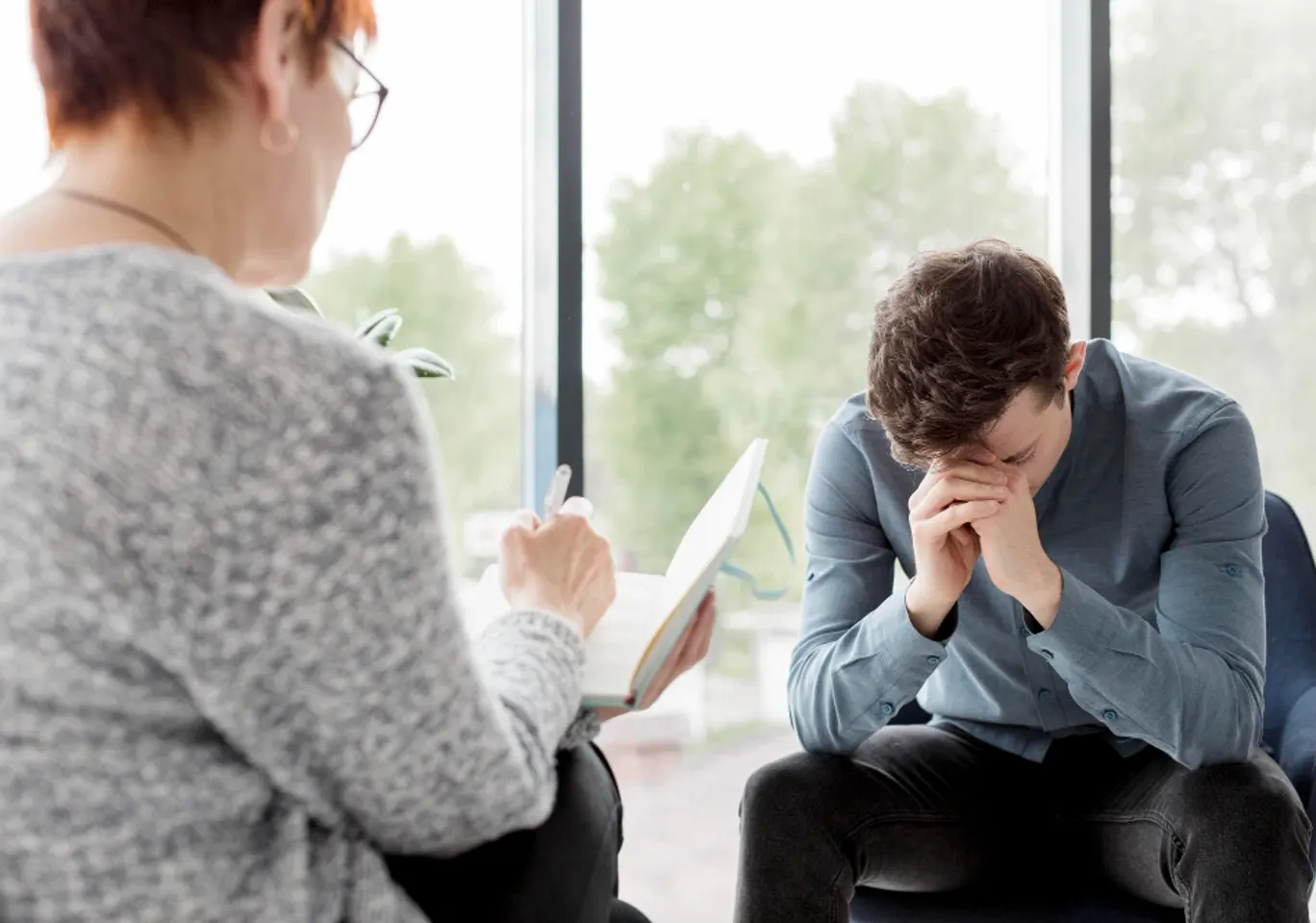 Terapia uzależnień Bielsko-Biała: konsultacja u terapeuty przy oknie