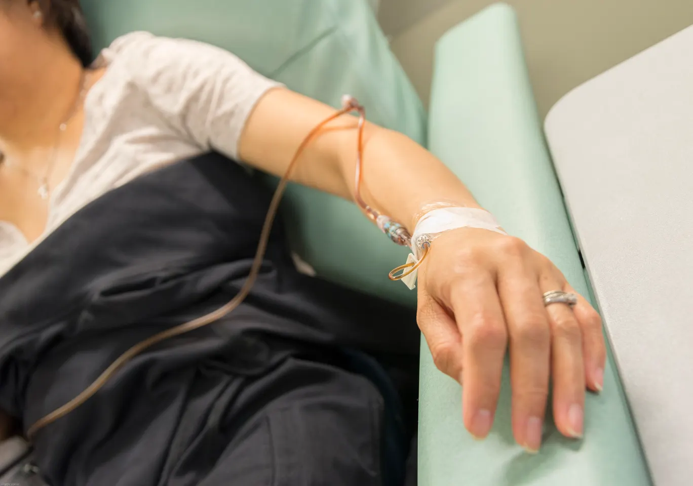 Kroplówki witaminowe Bielsko-Biała: ręka z podłączoną linią infuzyjną w trakcie zabiegu