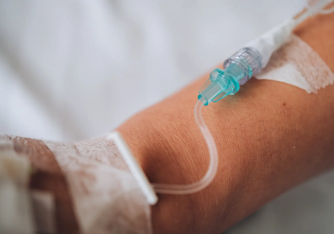 Kroplówki witaminowe Bielsko-Biała: wenflon oklejony na przedramieniu podczas wlewu